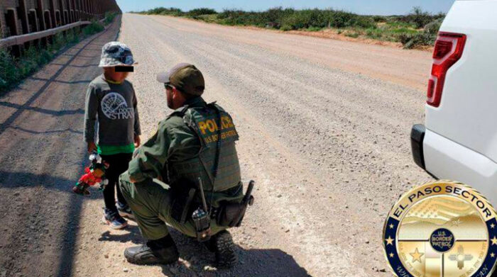 Un niño ecuatoriano fue abandonado en la frontera entre México y Estados Unidos. Foto: Twitter Gloria Chávez