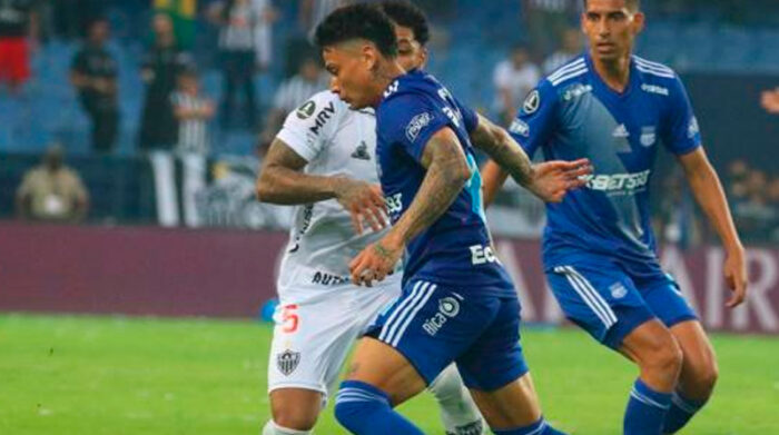 Alexis Zapata, futbolista de Emelec, desborda a un rival del Atlético Mineiro. Foto: Twitter Emelec