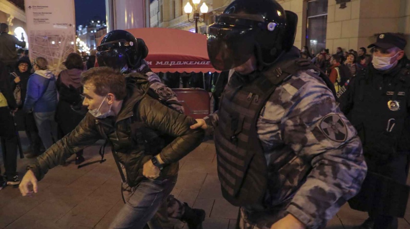 En Moscú hay al menos 309 detenidos y en San Petersurgo al menos 287. Foto: EFE.