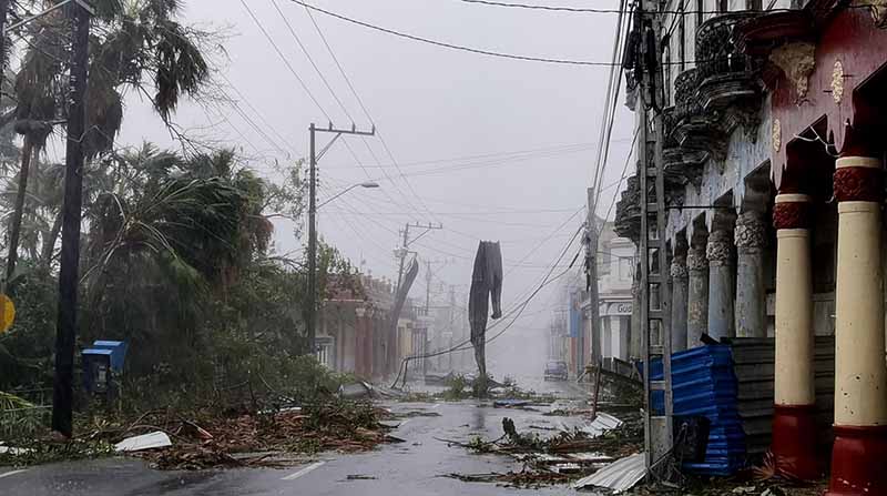 Varios tramos del tendido eléctrico sufrieron graves daños tras el paso del huracán Ian en Cuba. Foto: EFE
