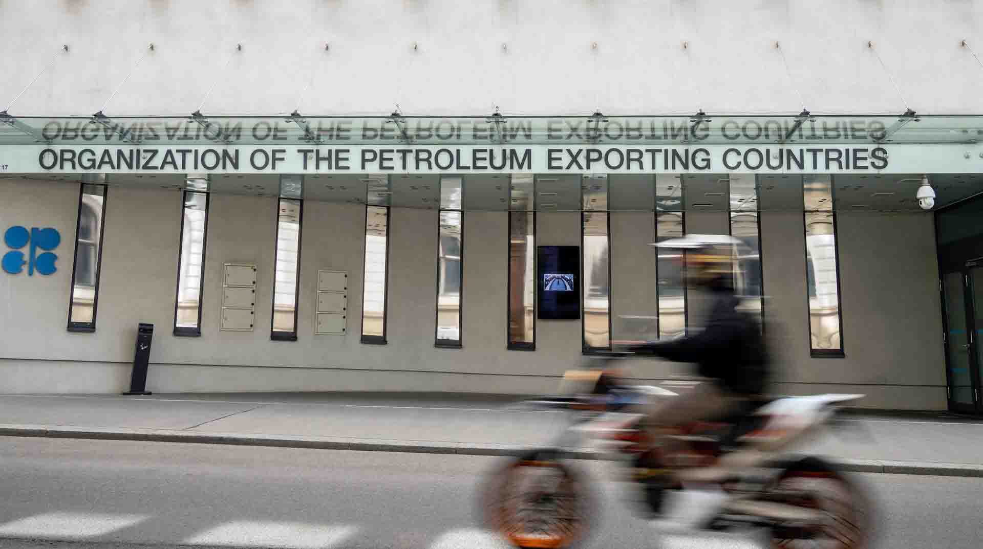 La alianza OPEP+, encabezada por Arabia Saudí y Rusia, acordó este lunes reducir en 100.000 barriles diarios la oferta petrolera oficial. Foto: EFE