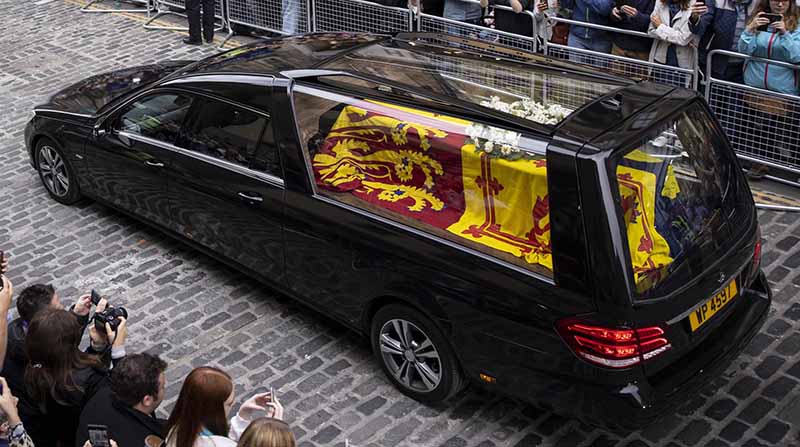 El cortejo fúnebre de la reina Isabel II a su llegada a Edimburgo. Foto: EFE