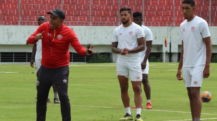 César Farías (izq.), durante uno de los entrenamientos del equipo oriental en el estadio Gonzalo Pozo Ripalda. El venezolano está suspendido. Fotos: Twitter Aucas.