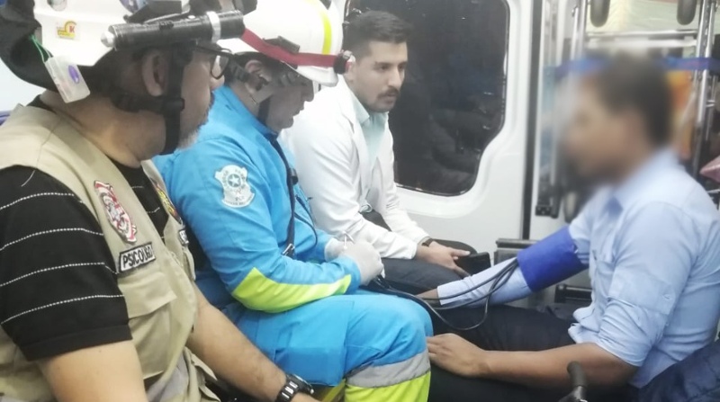 El ciudadano que quiso saltar desde el quinto piso de una casa de salud, recibió atención médica. Foto: Bomberos Guayaquil