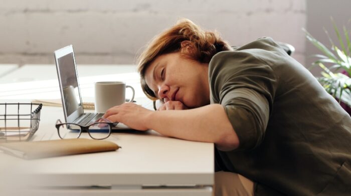 Dormir durante el día no compensa los beneficios que del sueño nocturno. El descanso adecuado ayuda a prevenir enfermedades. Foto: Pexels.