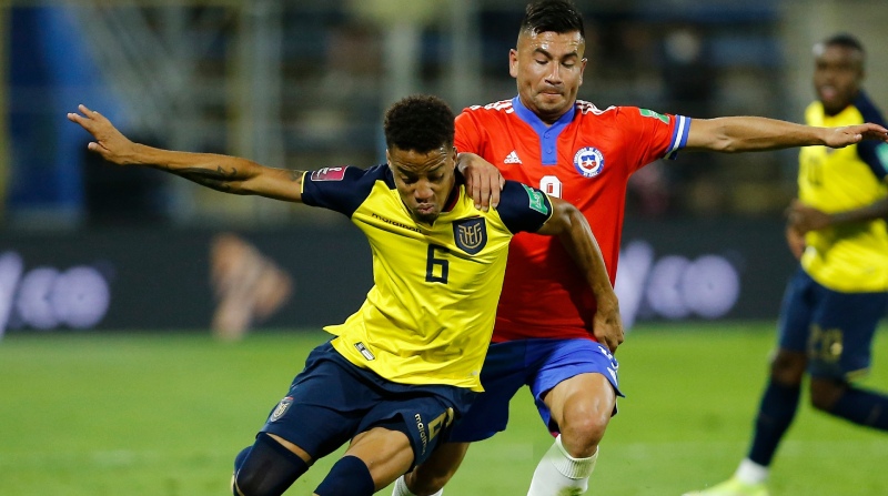 El seleccionado ecuatoriano Byron Castillo protege el balón, en un encuentro ante la selección de Chile. Foto: EFE.