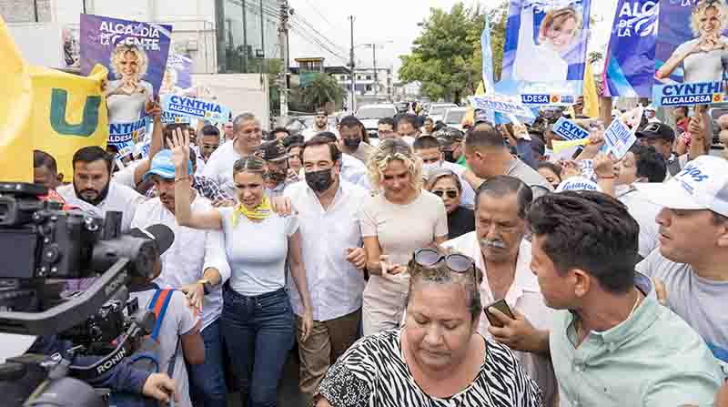 La alcaldesa del Guayaquil, Cynthia Viteri y la prefecta Susana González acompañadas por Jaime Nebot acudieron a inscribir sus respectivas candidaturas. Foto: Cortesía CNE