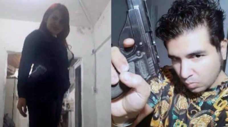 El atacante de la vicepresidenta de Argentina y su pareja posando con el arma utilizada en el ataque. Foto: TÉLAM