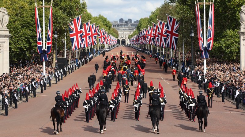 La caravana tras el ataúd de la reina fue custodiada por guardias a caballo y a pie vestidos con traje de honor. Fotos: EFE.