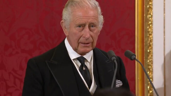 Durante su discurso en la ceremonia de proclamación, el rey Carlos III hizo énfasis en que seguirá el ejemplo de su madre, la reina Isabel. Foto: EFE