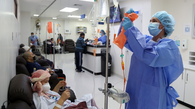 Atención a pacientes con cáncer, en el área dedicada a quimioterapia del Hospital de Solca, ubicado en el nororiente de Quito. Foto: Diego Pallero / EL COMERCIO.