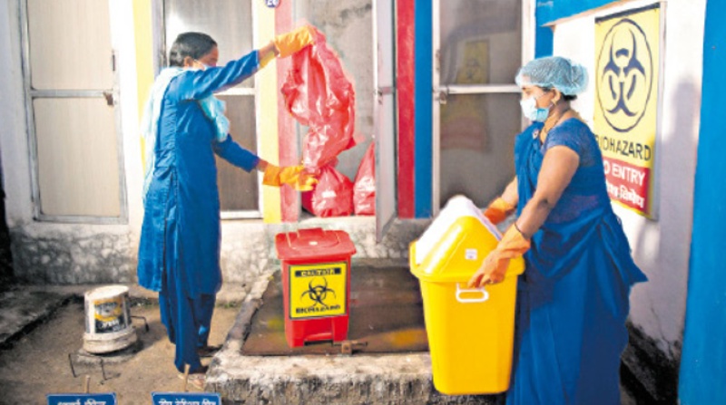 Personal de una instalación de salud primaria en el distrito de Alirajpur (India) desecha residuos biomédicos. Foto: Unicef.