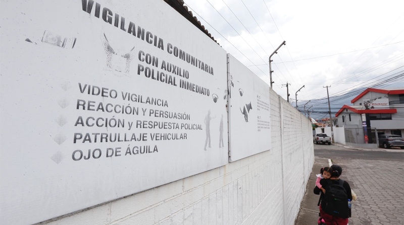 En El Inca, al norte de Quito, se pueden leer carteles donde se advierte que los vecinos están organizados en contra de la delincuencia. Foto: Diego Pallero / EL COMERCIO.