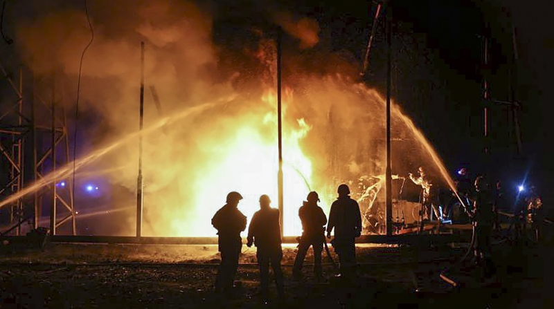 Bomberos intentan apagar un incendio producido por un bombardeo ruso en Kharkiv, en el intento por retomar la zona. Foto: EFE.