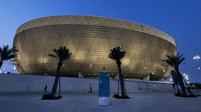 Exteriores del estadio de Lusail, donde se jugarán partidos del Mundial Qatar 2022. Foto: Vicente Costales/ EL COMERCIO