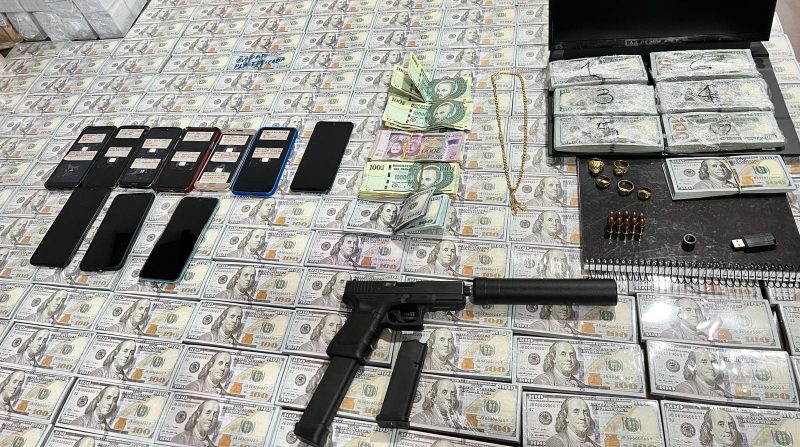 Durante la operación 'Franklin' se decomisó dinero, un arma de juego, fajos de billetes falsos, una plata vehicular ecuatoriana y demás objetos. Foto: Facebook Ministerio Público de Paraguay.