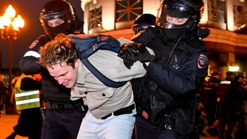 Más de 1 500 rusos han sido detenidos por protestar la movilización parcial de Vladimir Putin. Foto: Getty Images.