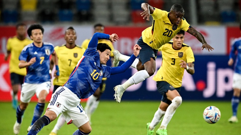 El ecuatoriano Jehgson Méndez (20) rechaza el balón en el partido de ayer entre Ecuador y Japón, en Düsseldorf, Alemania. Fotos: EFE.