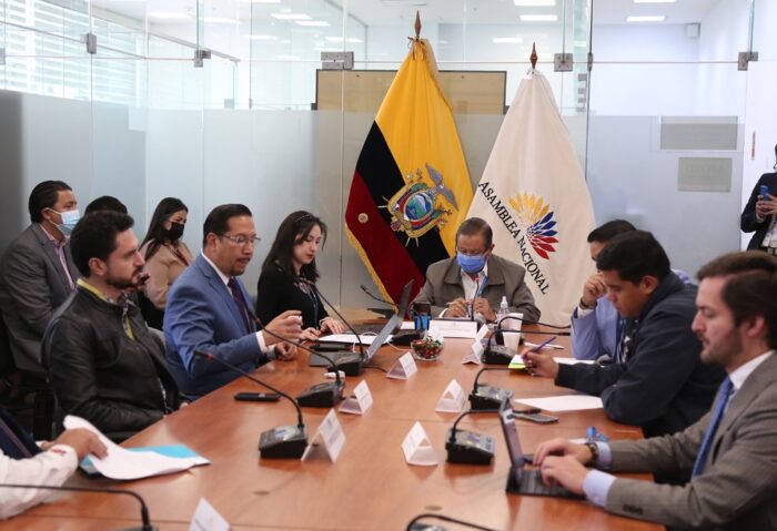 Hernán Ulloa, presidente del Cpccs (izq. azul), compareció a la Comisión de Fiscalización de la Asamblea.