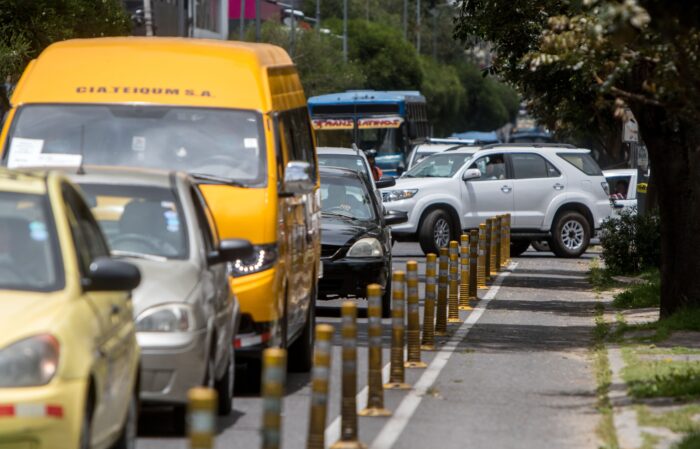 En la avenida Colón, centro norte de Quito, el tráfico también se evidencia al mediodía. La principal causa es que se encuentra en una zona comercial. Fotos: Diego Pallero / EL COMERCIO