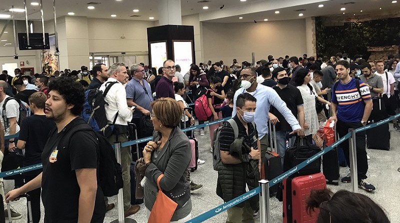 Malestar por largas filas en Migración del Aeropuerto de Guayaquil