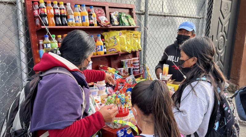 Es mejor que los niños en edad escolar reciban alimentos y no dinero, porque lo malgastan luego en golosinas. Fotos: Lineida Castillo / EL COMERCIO.