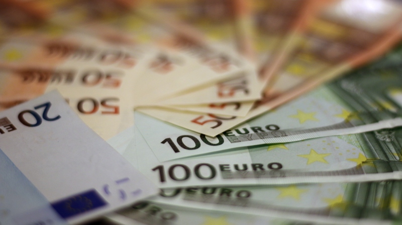 El Banco Central Europeo (BCE) fijó el cambio de referencia del euro en USD 0,9884. Foto: Freepik.