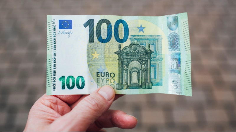 El Banco Central Europeo fijó el cambio de referencia del euro en USD 1,0155. Foto: Pexels.