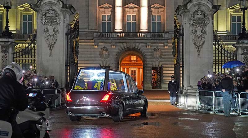 Los restos mortales de la reina Isabel II regresan a casa. Así ha sido su llegada a Buckingham. Foto: Europa Press