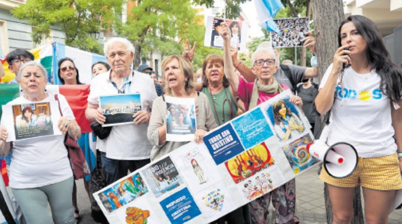 Momento de la concentración realizada en repudio al atentado de la funcionaria Cristina Fernández. Foto: EFE