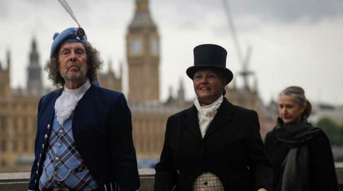 Varias personas hacen cola para presentar sus respetos a la reina Isabel II en el Palacio de Westminster, en Londres. Foto: EFE / OLIVIER HOSLET