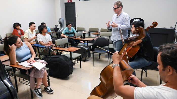 Los músicos internacionales sirven de guía para jóvenes artistas locales y realizan conciertos con ellos. Foto: Orquesta Filarmónica Municipal de Guayaquil