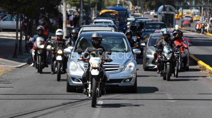La carroza fúnebre de María Belén Bernal fue acompañada por una caravana motorizada. Foto: Carlos Noriega / EL COMERCIO