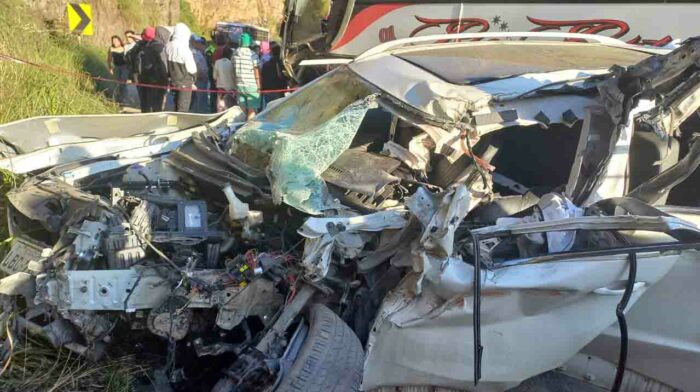 Producto del siniestro de tránsito un joven quedó atrapado entre la carrocería destruida de su automotor. Foto: Cortesía El Mercurio
