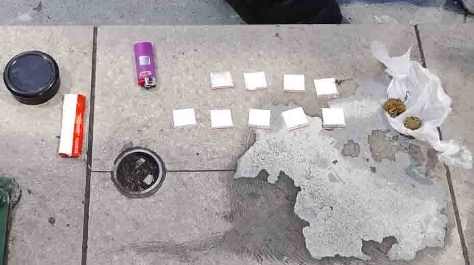 Varias dosis de droga fueron encontradas en posesión de un ciudadano durante un operativo en la estación Playón de La Marín. Foto: Twitter @TransporteQuito