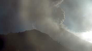 La columna de ceniza se registró la madrugada de este martes 27 de septiembre de 2022 en el volcán Sangay. Foto: Twitter IG