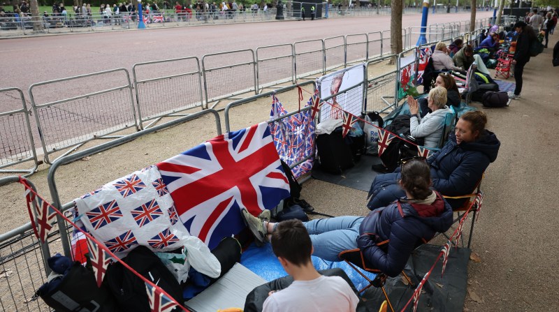 Desde el sábado, las primeras personas empezaron a apostarse en los puntos de Londres por donde recorrerá el féretro. Foto: EFE.