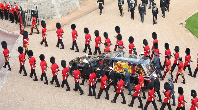 La guardia de honor escolta el vehículo que porta el ataúd de la reina Isabel II por el Paseo Largo, del palacio de Windsor. Fotos: EFE.