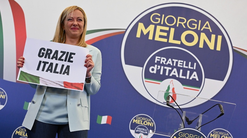 Giorgia Meloni agradece los votos en el cuartel electoral de Hermanos de Italia, un partido que tiene el mismo símbolo del fascista Movimiento Social Italiano. Foto: EFE.
