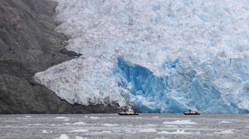Dos botes pasan frente al glaciar San Rafael en Aysén (Chile). Foto: Archivo / EFE.