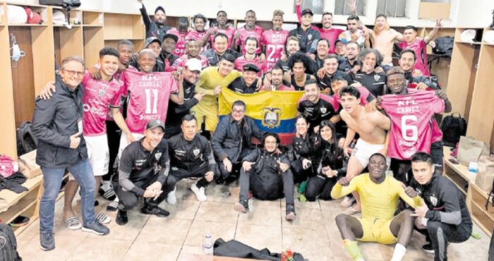 Los jugadores de Independiente, cuerpo técnico y dirigencia festejan tras la clasificación que alcanzaron a la final de la Copa Sudamericana, en el partido ante Melgar. Foto: Independiente del Valle.