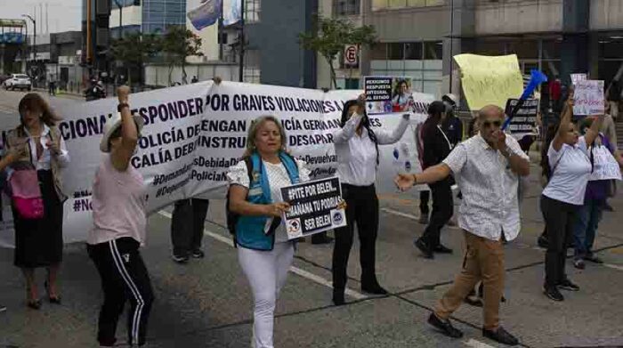 Colectivos y organizaciones se dieron cita en el Cuartel Modelo de Guayaquil para exigir justicia para María Belén Bernal. Foto: Ana Moncada / EL COMERCIO.