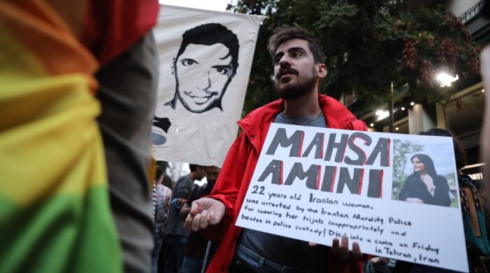 Jóvenes iraníes exigen justicia por la muerte de Masha Amini ocurrida presuntamente en manos de la Policía de la moral del país. Foto: EFE.