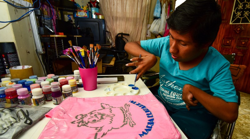Jesús Herrera tiene 22 años, vive en Durán y desde el año pasado improvisó en su casa su taller de trabajo. Foto: Enrique Pesantes / EL COMERCIO.