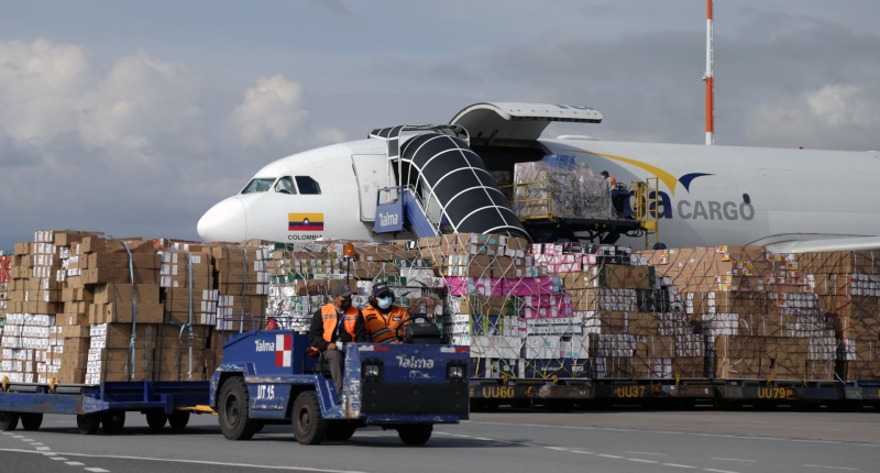 En el Aeropuerto Internacional Mariscal Sucre, de Quito, varias plataformas sostienen cajas con las flores de exportación. Foto: Cortesía / Quiport.