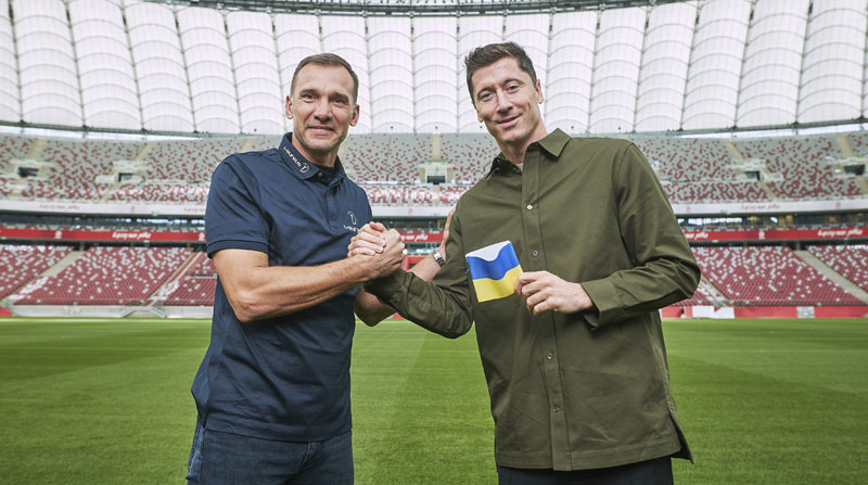 Andriy Shevchenko y Robert Lewandowski (der.) se reunieron en Varsovia. Foto: EFE