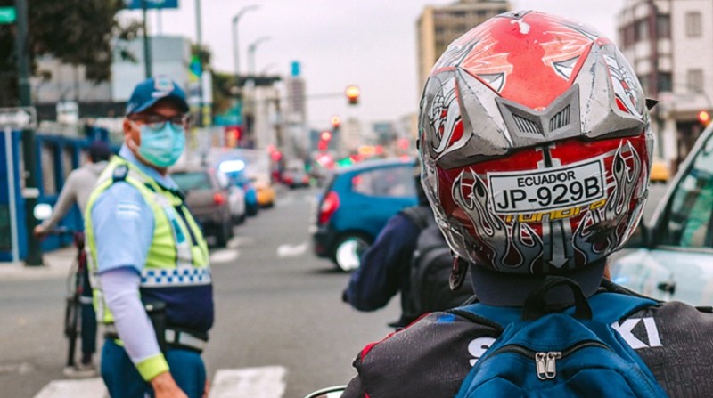 Los cascos de las motos deben exhibir la placa de las unidades en Guayaquil