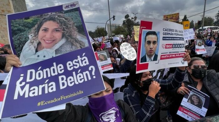 Fotos de María Belén y manchas rojas como símbolo de su crimen quedaron pegadas en las puertas de la Comandancia de la Policía. Foto: Patricio Terán / EL COMERCIO