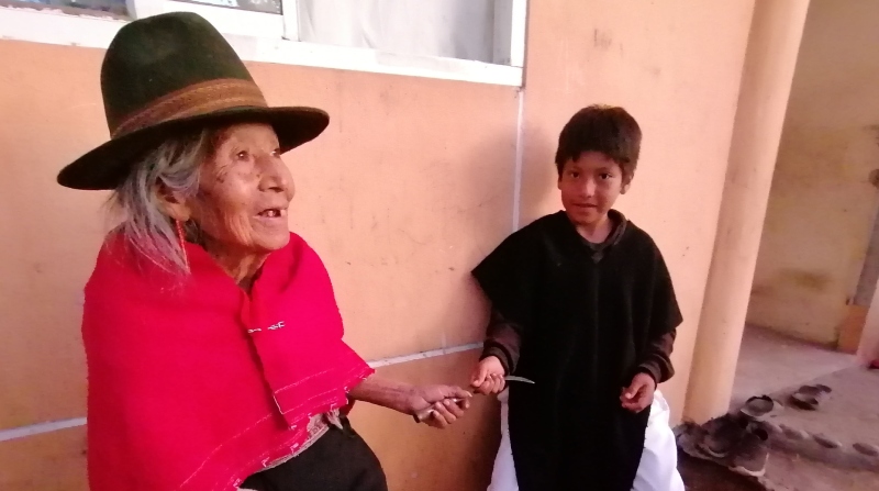 Juana Chango cuenta a su nieto Antonio las leyendas del pueblo Salasaka en su vivienda, ubicada en Chilcapamba. Foto: Modesto Moreta / EL COMERCIO.