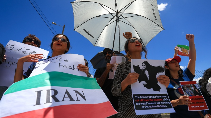 Los manifestantes protestaron el 27 de septiembre frente a la embajada de Irán en Quito. Aseguraron que en su país se pisotean los derechos básicos. Foto: EFE.